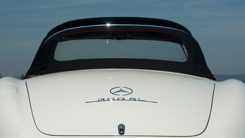 Illustration for article titled A Mercedes 300SL Roadster In The Swiss Alps